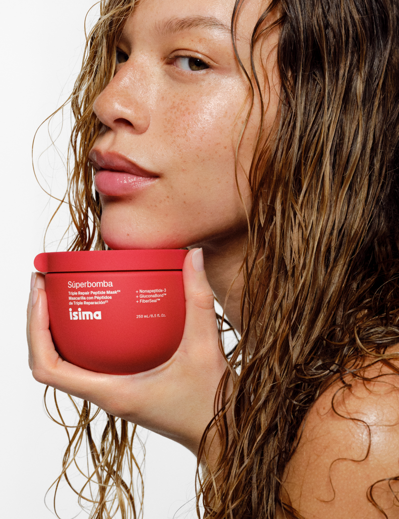 Model holding Súperbomba Triple Repair Peptide Mask